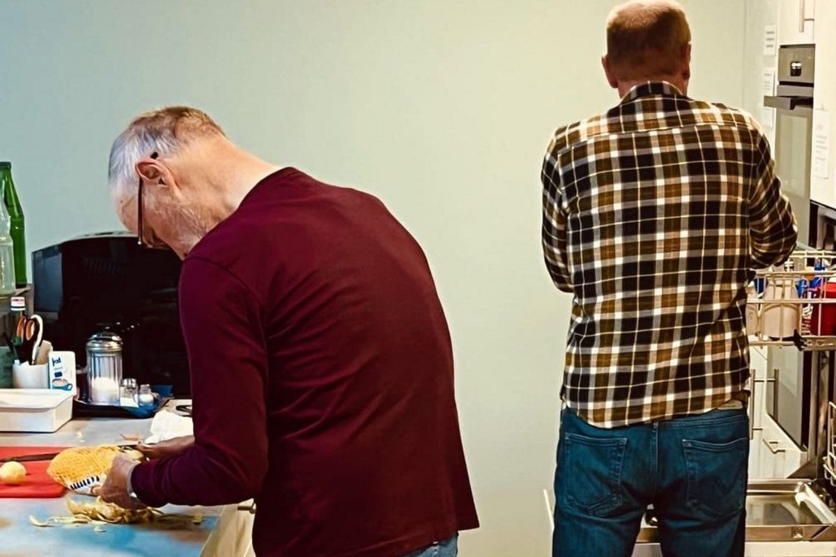 Zwei ehrenamtliche Mitarbeiter bei der Arbeit in der Küche