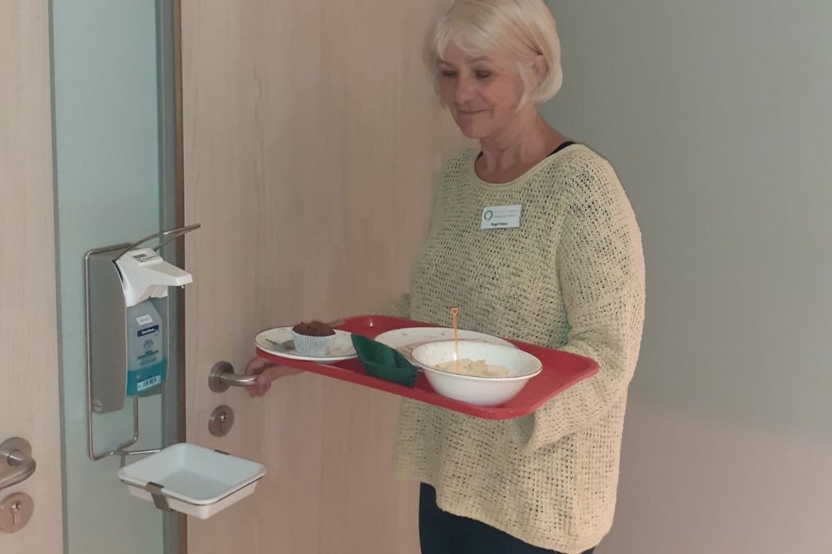 Frau, die Essen austrägt.