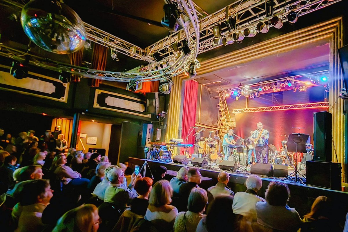 Musiker auf der Bühne beim Live Aid Kiel 2025 Benefizkonzert