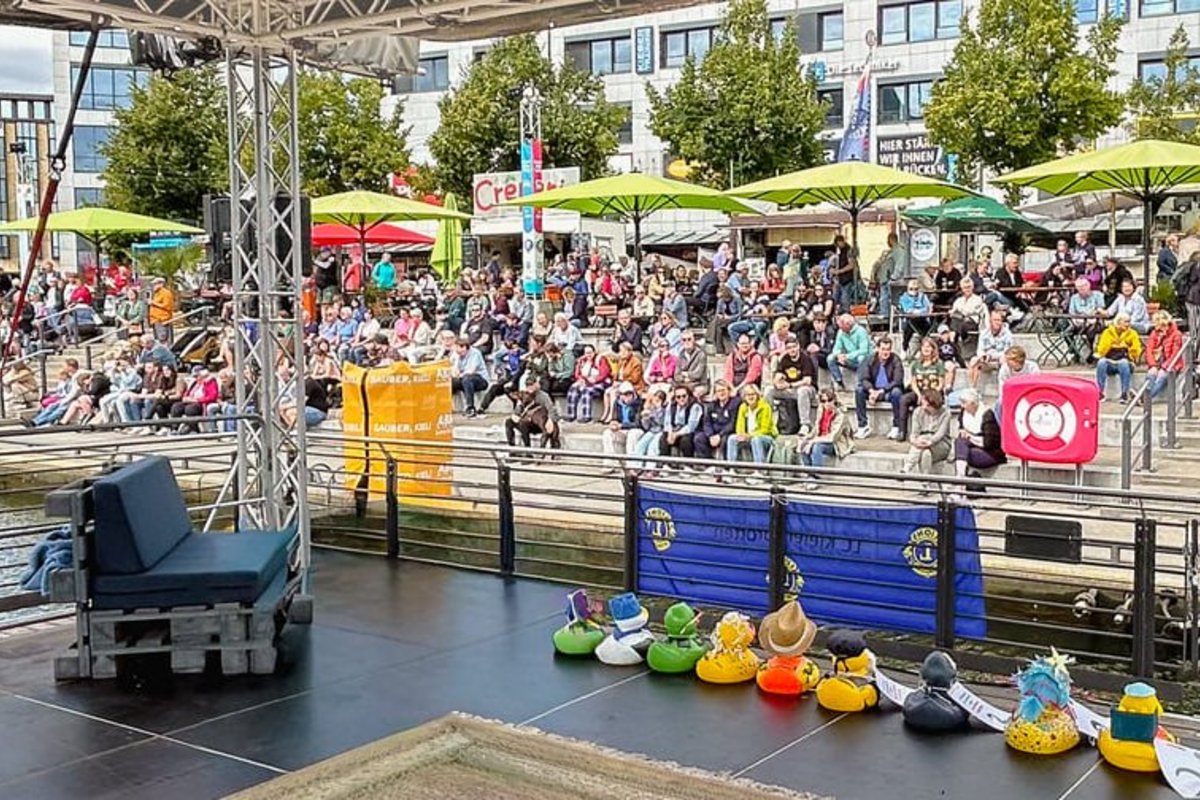Besuchermenge am Bootshafen Kiel