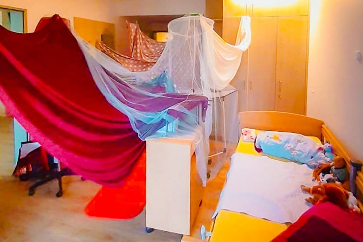 Eine Höhle mit Decken im Kinderzimmer