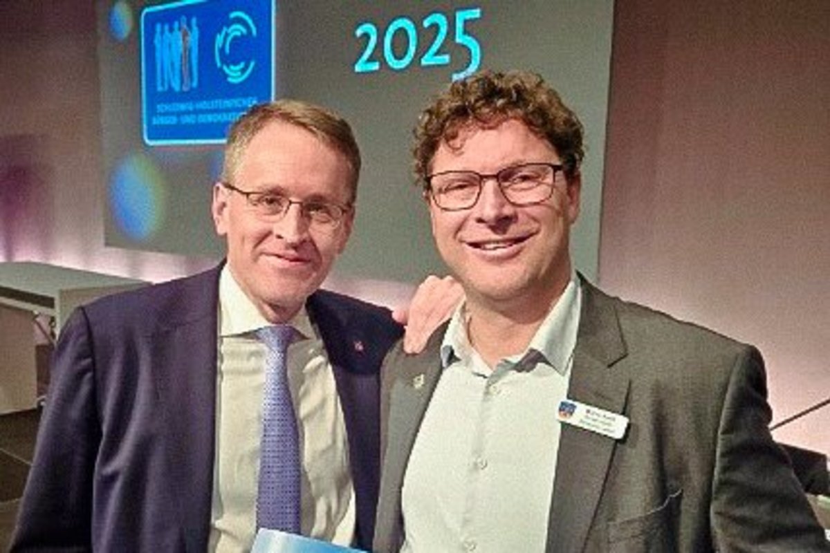 Ministerpräsident Daniel Günter und Bürgermeister Marco Koch mit der Verleihungsurkunde