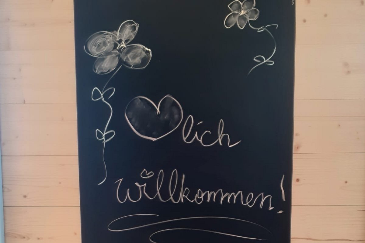 Eine Tafel mit Willkommensgruß.