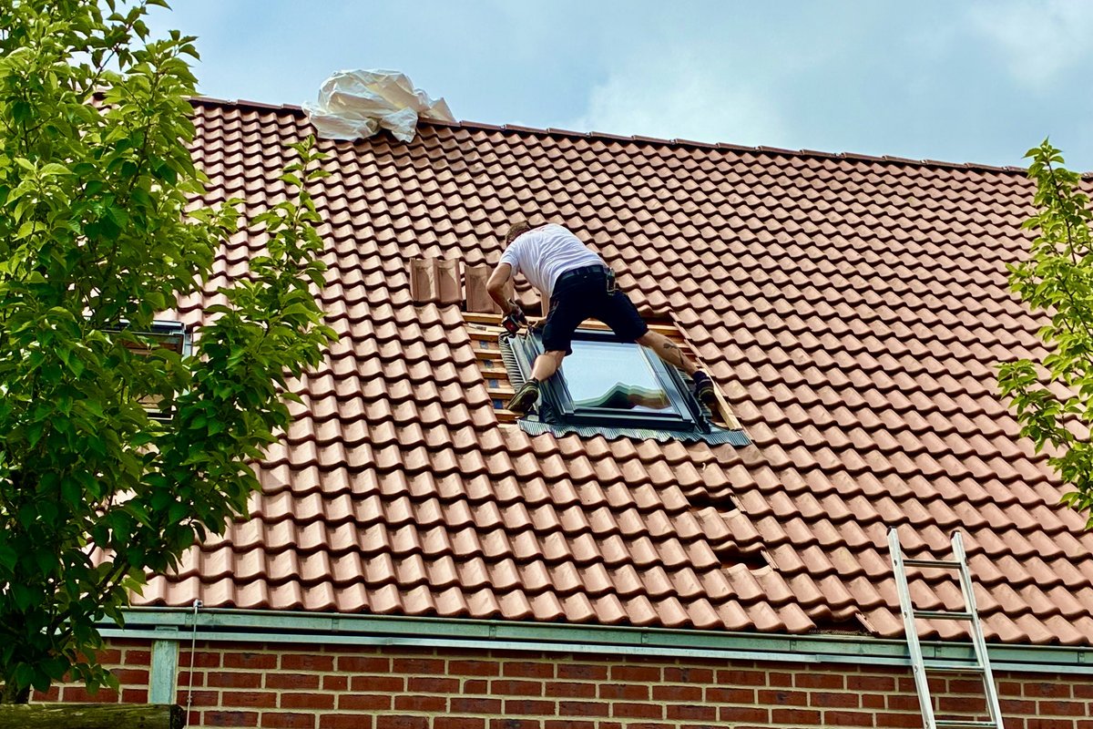 Ein Bauarbeiter auf dem Dach 