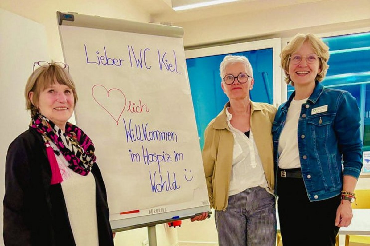 Drei lächelnde Frauen des Inner Wheel Club Kiel im Hospiz