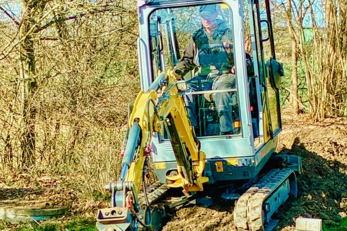 Arbeiten mit dem Mini-Bagger im Hospizgarten