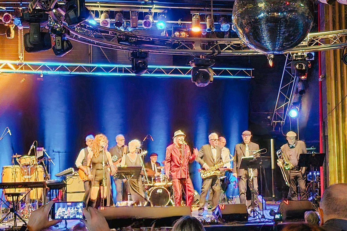 Musiker auf der Bühne beim Live Aid Kiel 2025 Benefizkonzert