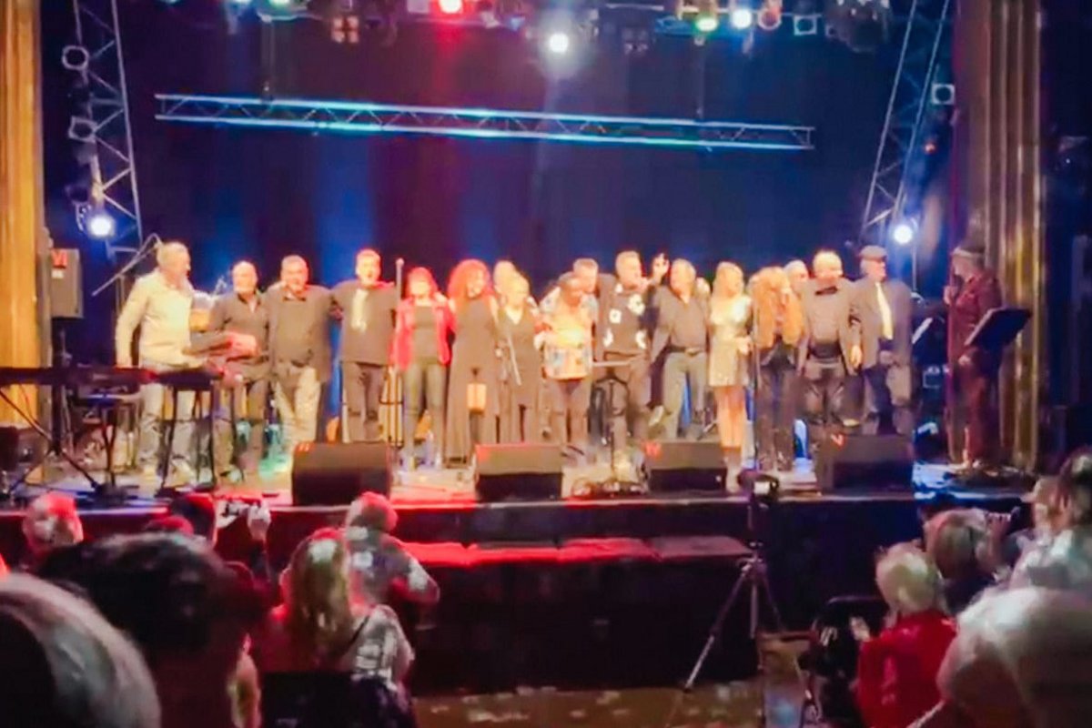 Musiker auf der Bühne beim Live Aid Kiel 2025 Benefizkonzert