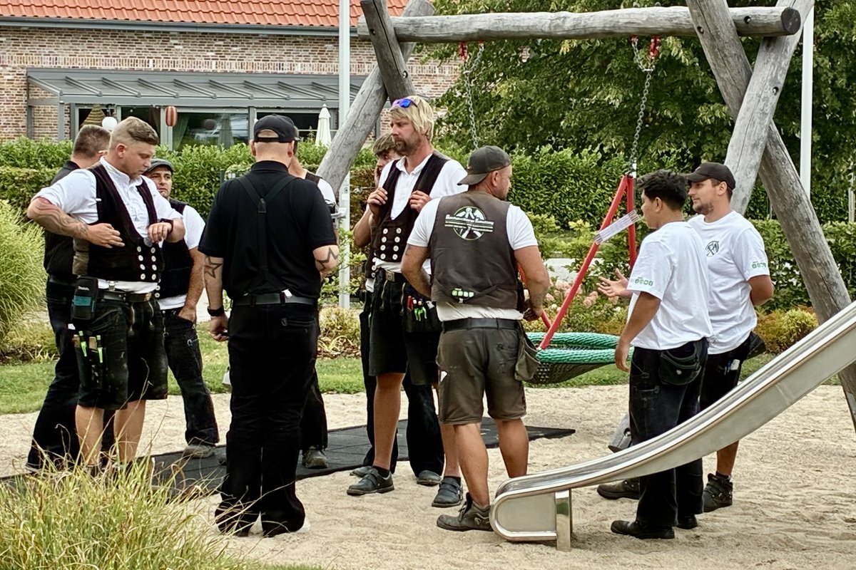 Eine Menge Menschen auf dem Spielplatz 