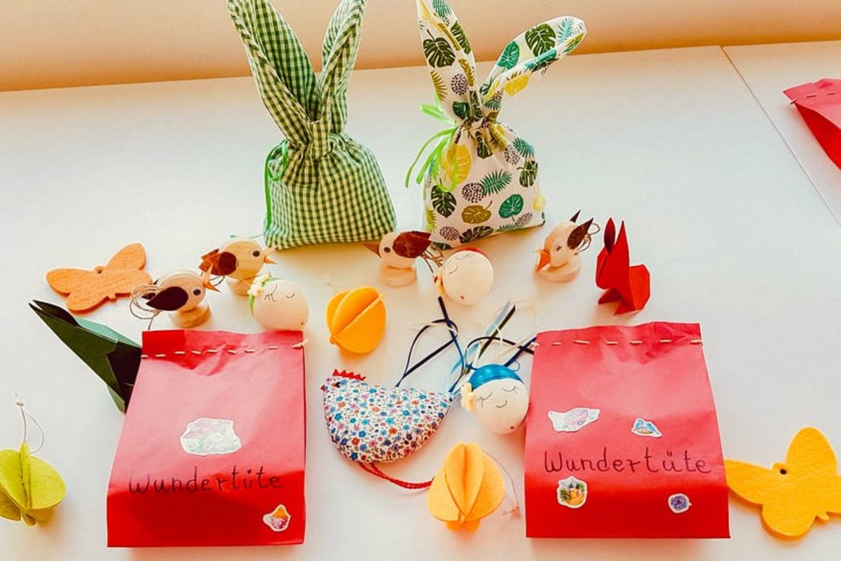 Zwei gefaltete Papierosterhasen