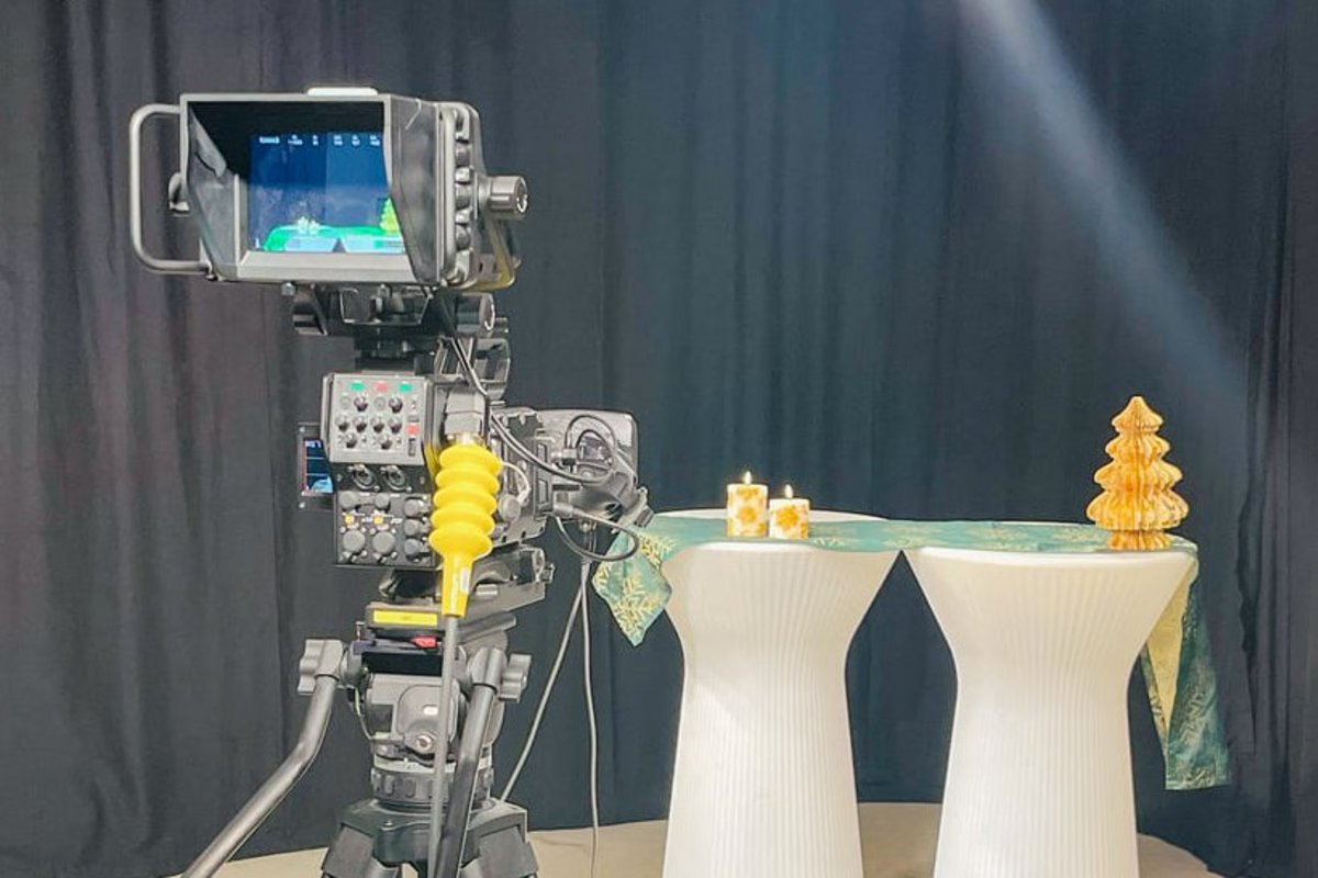 Zwei Stehtische und Fernsehkamera