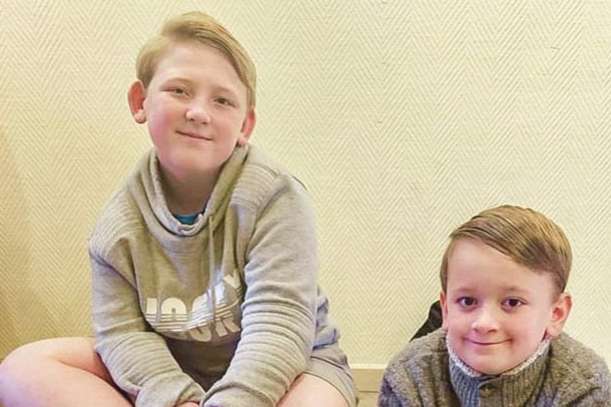 Zwei lächelnde Kinder mit Tonie-Figuren.