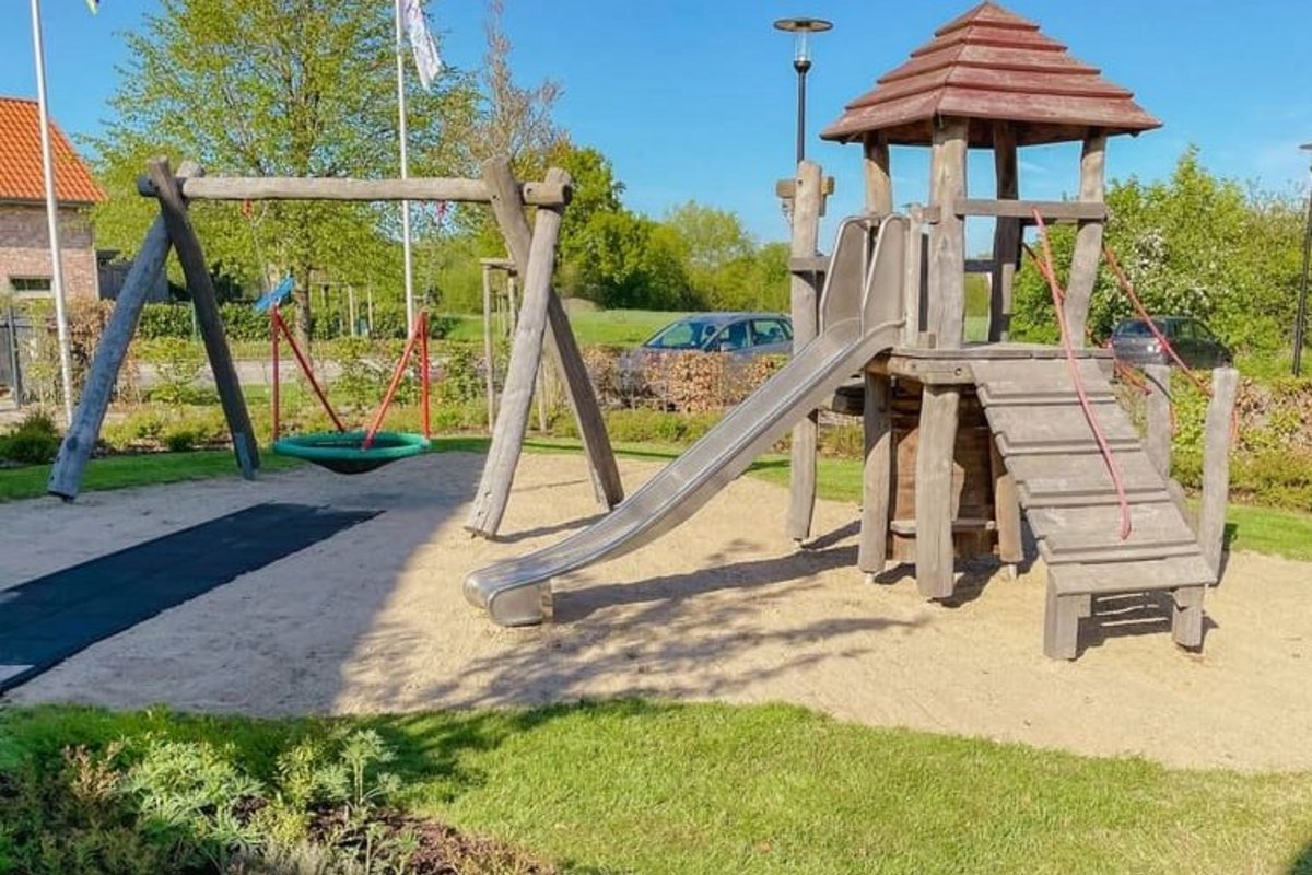 Der Spielplatz im Sonnenlicht.