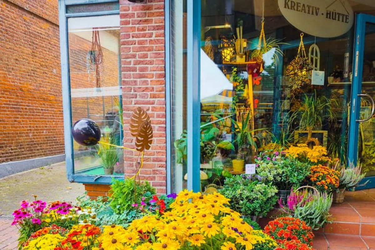 Blumensträuße vor dem Laden.