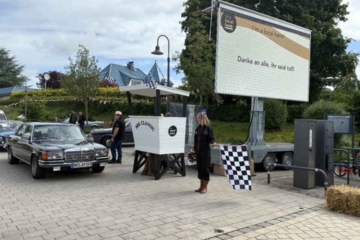 Die Einfahrt beim NOK Classics mit einem Oldtimer 