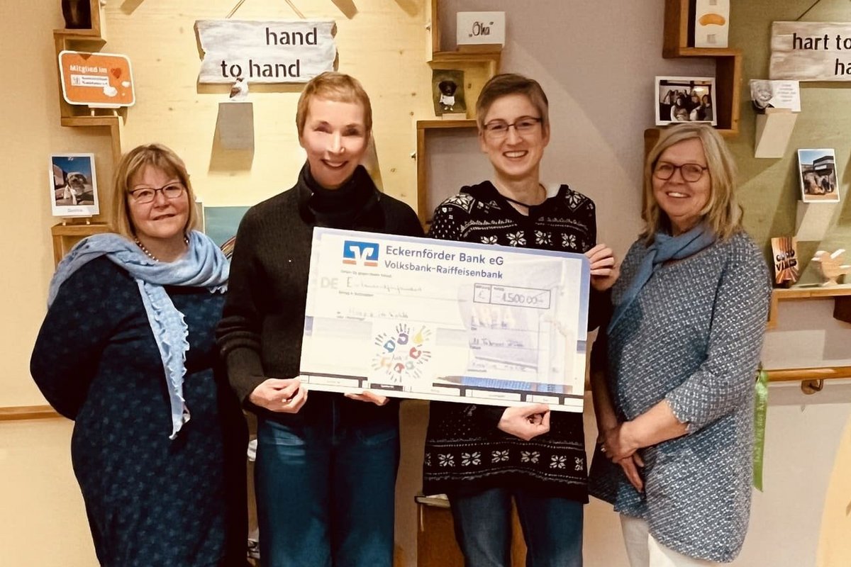Spenderinnen und Geschäftsführerin mit Spendenscheck