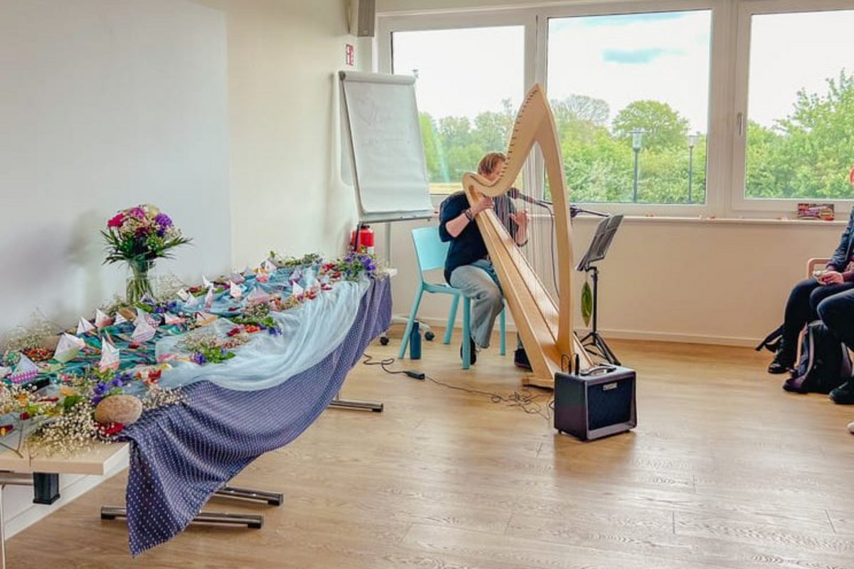 Harfinistin beim Spielen.