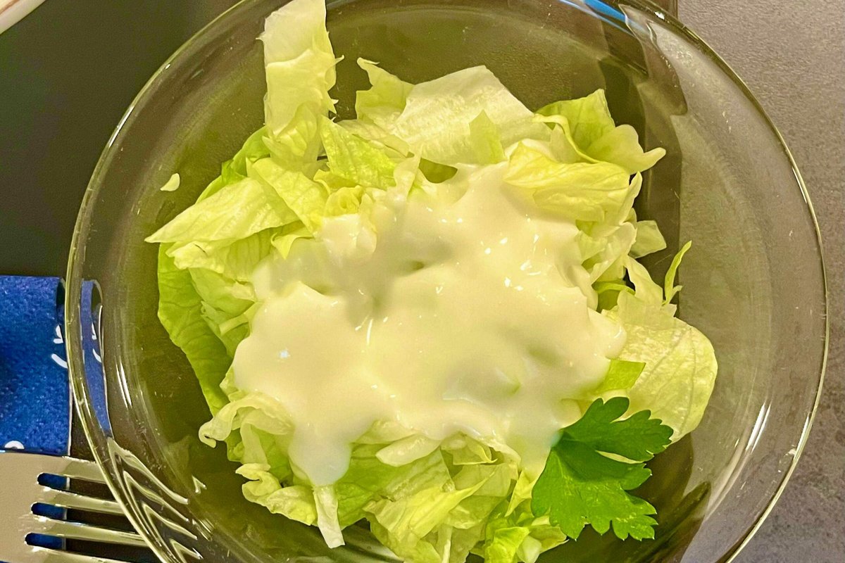 Ein Schälchen Blattsalat mit Dressing
