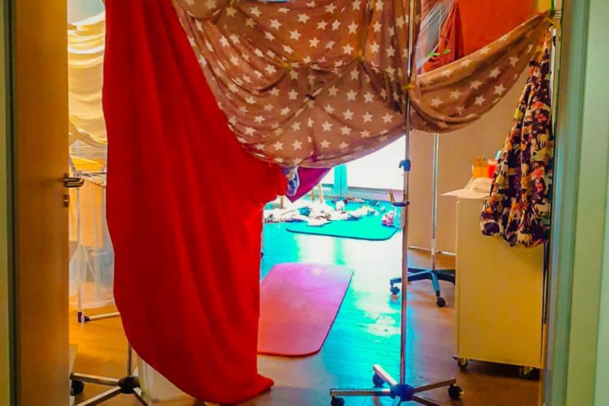 Eine Höhle mit Decken im Kinderzimmer