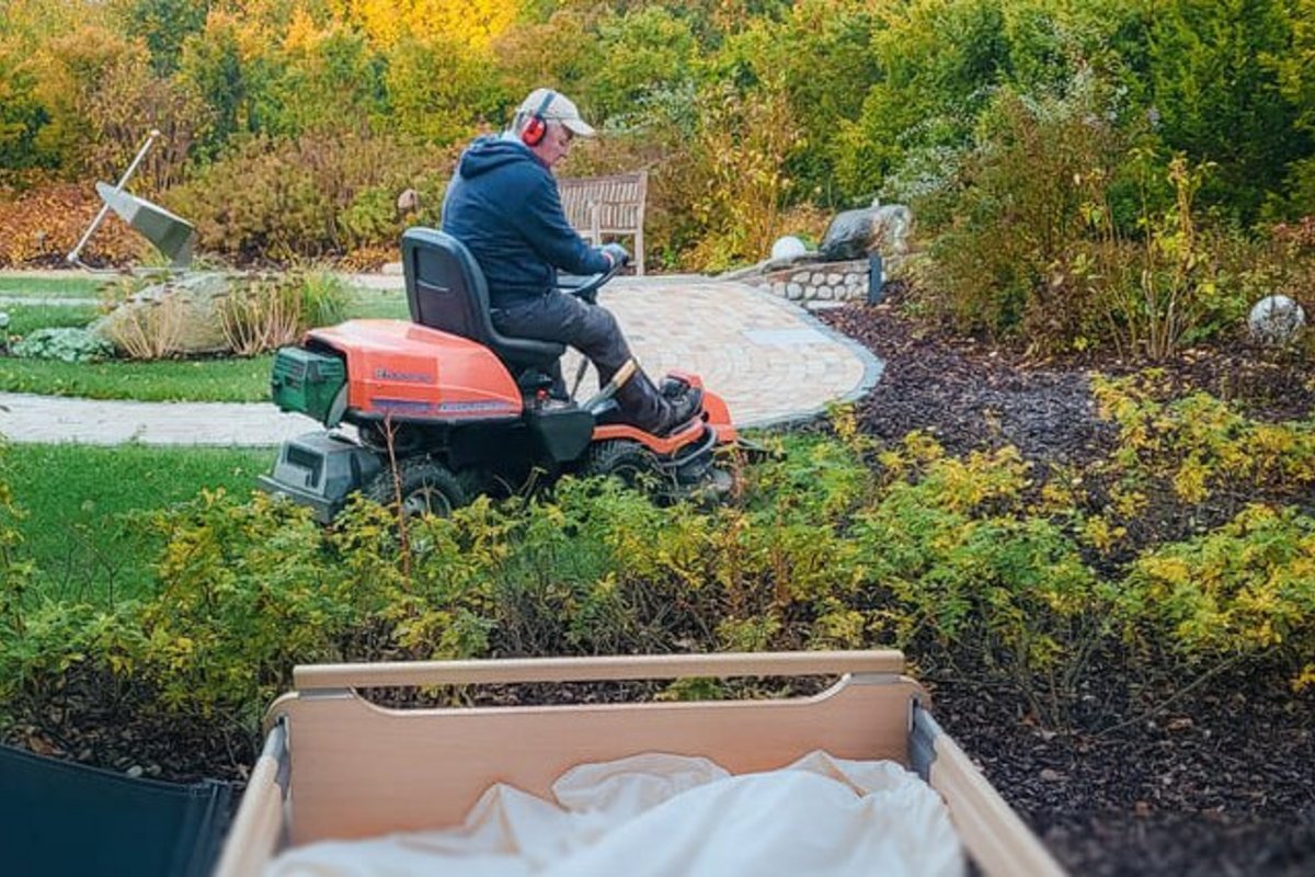 Krankenbett auf der Terrasse im Herbstlicht.