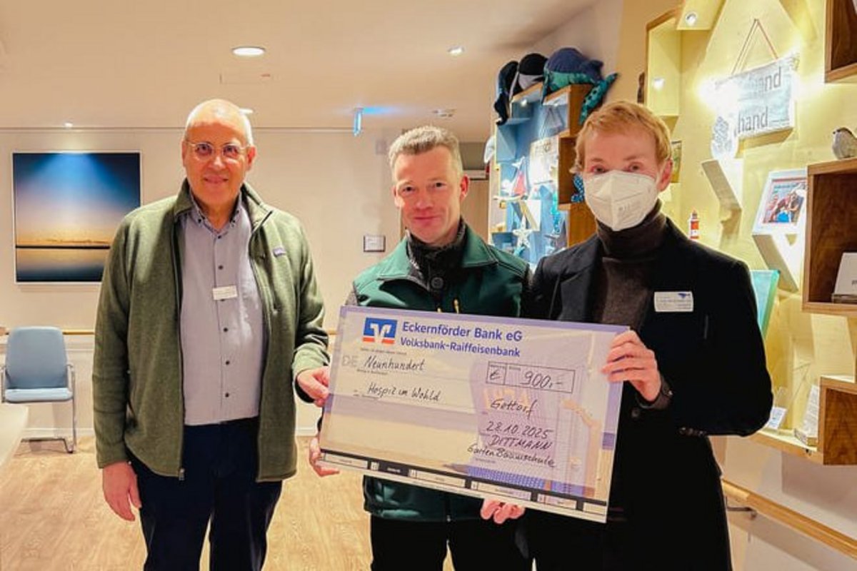 Herr Volker Dittmann und die beiden Geschäftsführer des Hospizes halten eine Spendenscheck.