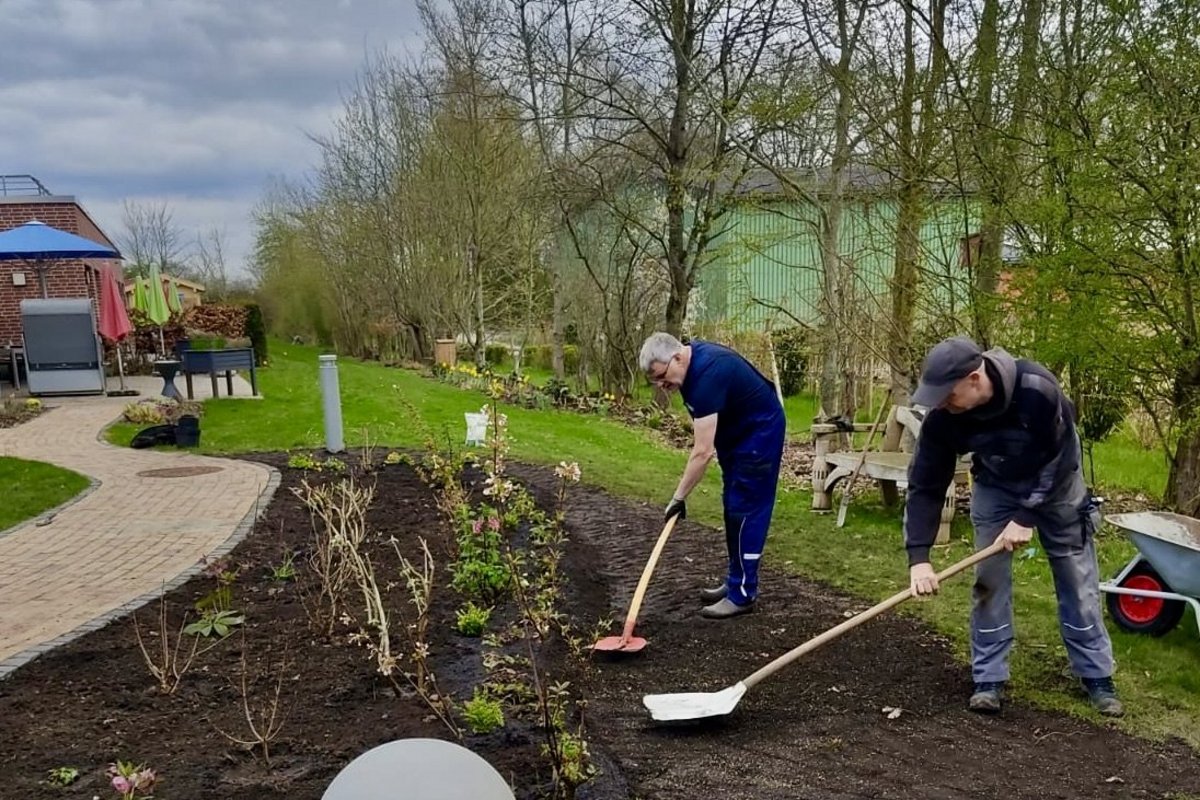 Unser Team bei der Gartenarbeit 