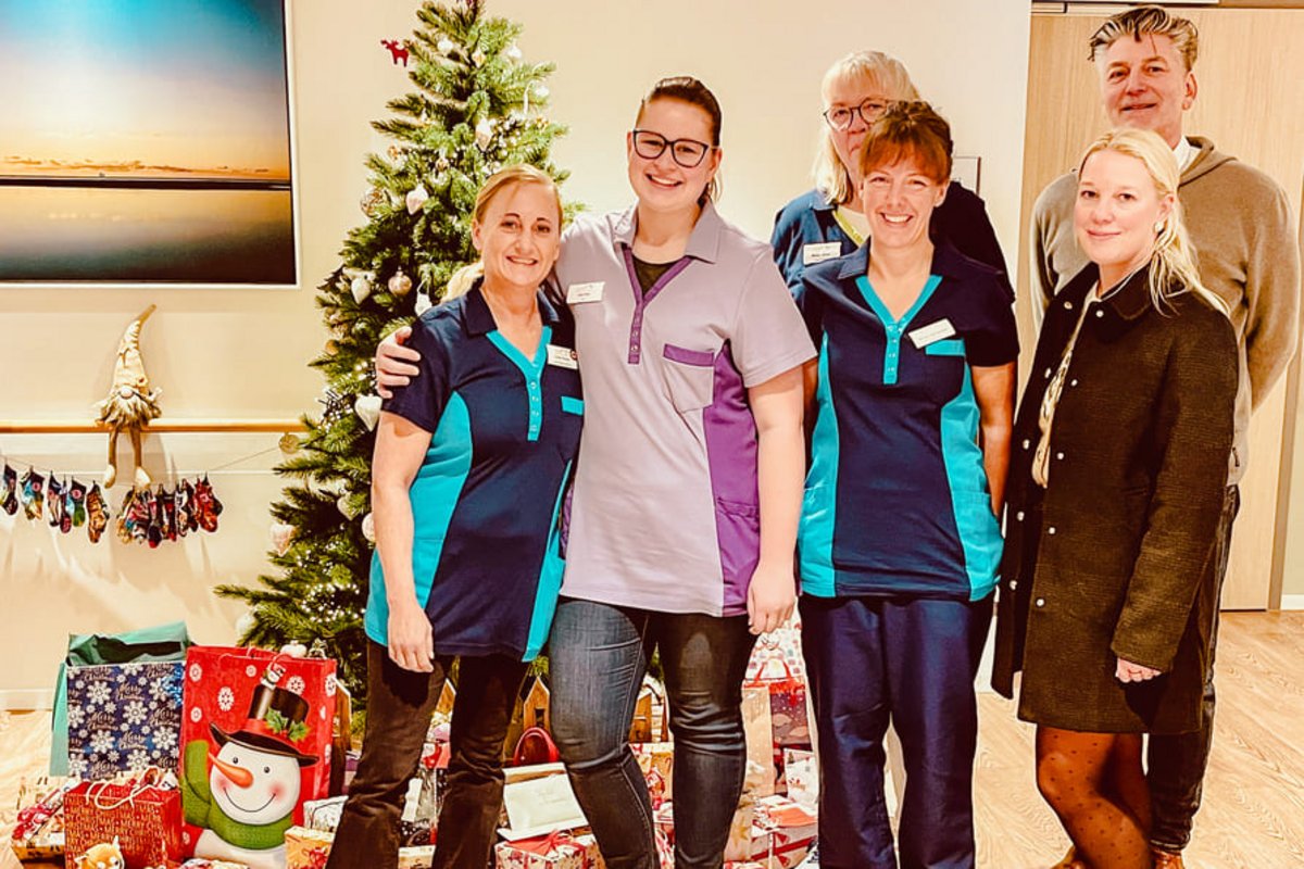 Mitarbeiter der Helios Klinik Kiel mit Pflegekräften aus dem Hospiz