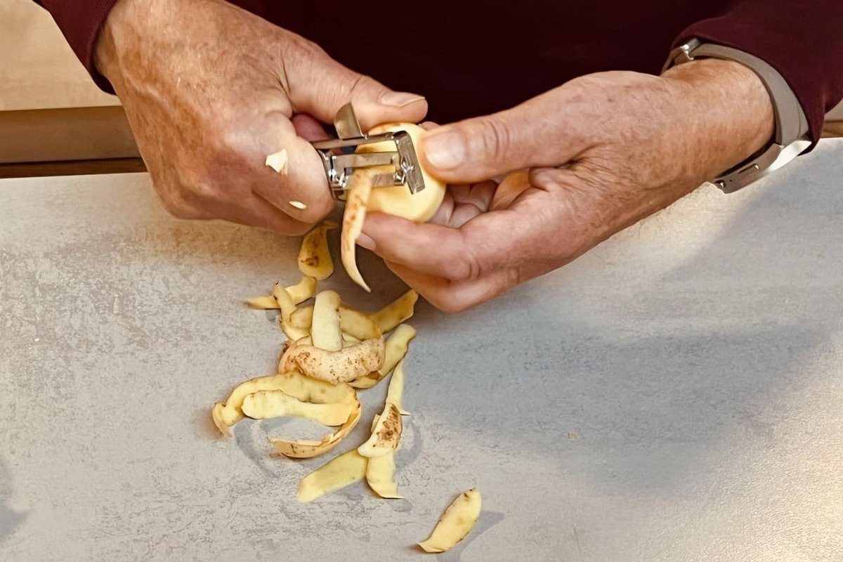 Hände beim Kartoffelschälen 