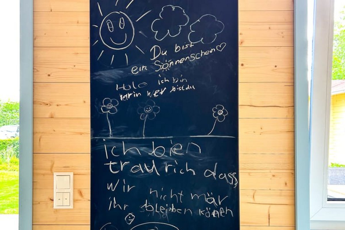 Abschiedsgruß auf schwarzer Tafel.