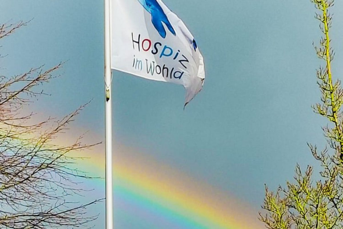 Regenbogen vor dem Hospiz