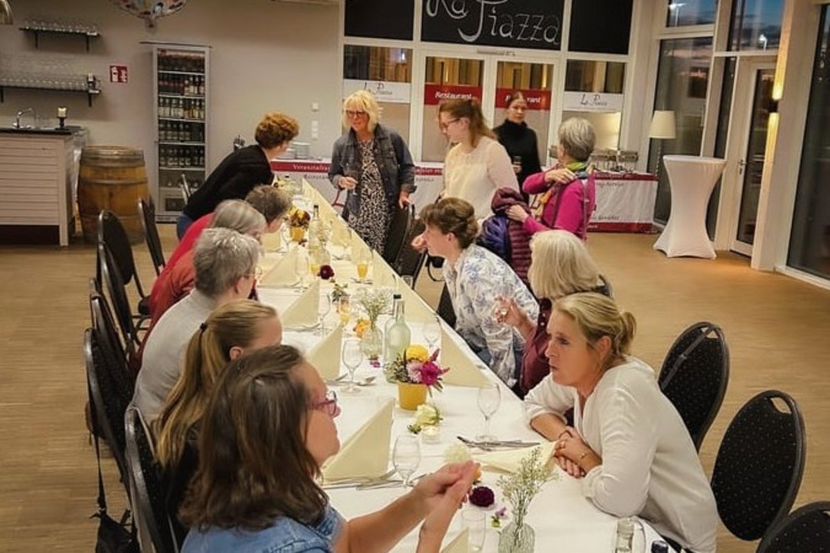 Eine Gruppe hauptamtlicher Mitarbeiterinnen am Tisch sitzend