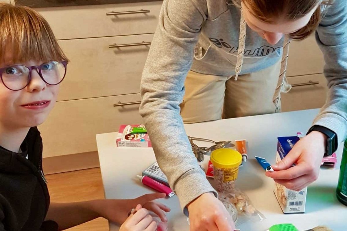 Lächelnde Personen die backen.