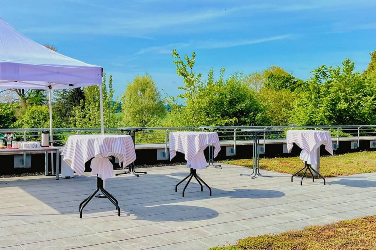 Tische auf der Dachterrasse.