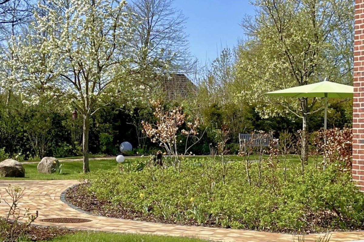 Blühende Obstbäume im Garten.