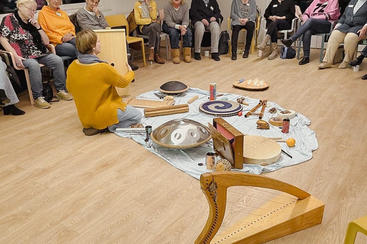 Musiktherapeutin mit zahlreichen Instrumenten.