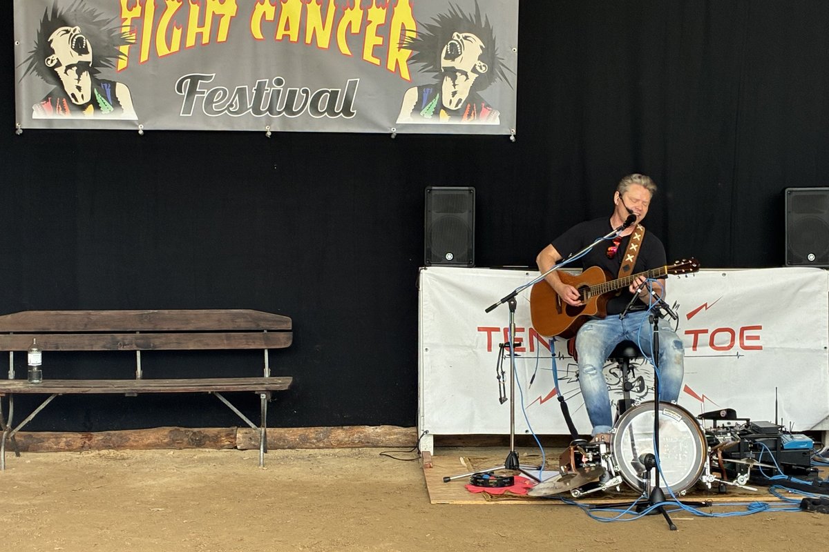 Ein Sänger mit Gitarre auf der Bühne 