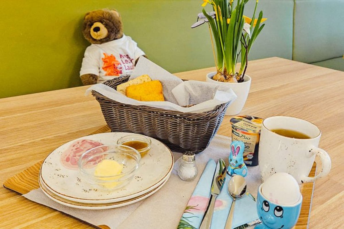 Frühstückstablett mit Osterei