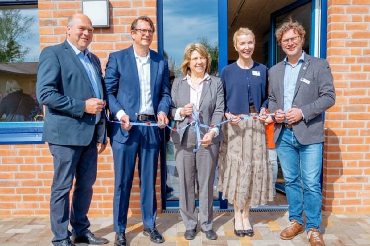 Ehrengäste und Geschäftsführung bei der Eröffnung.