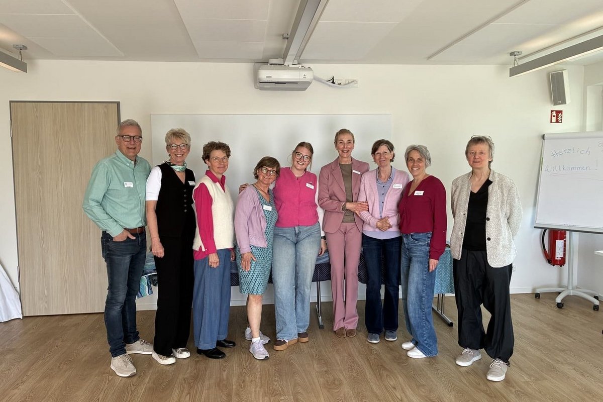 acht Frauen und ein Mann vom Organisationsteam 