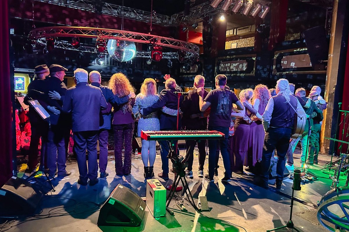Musiker auf der Bühne beim Live Aid Kiel 2025 Benefizkonzert