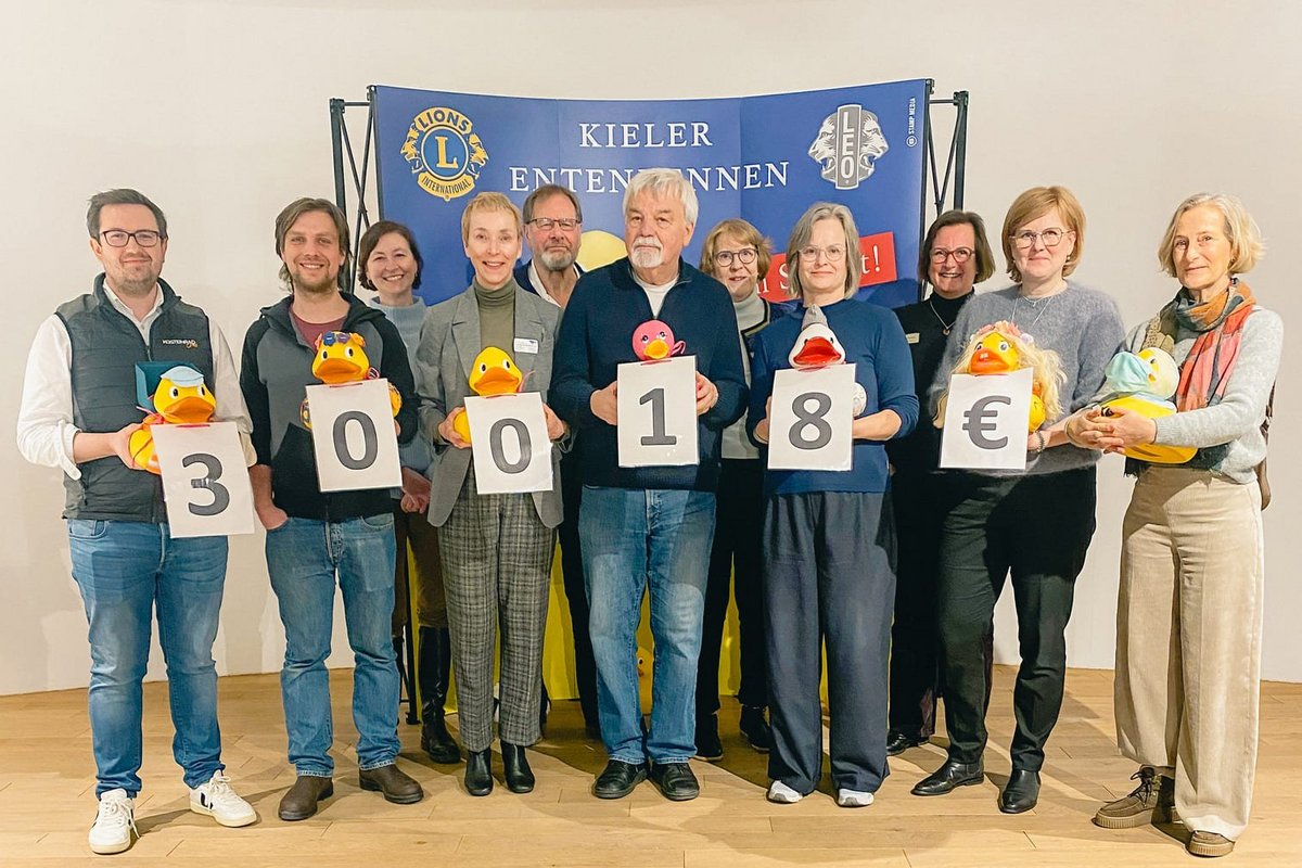 Organisatoren und Spendenempfänger bei der Spendenübergabe