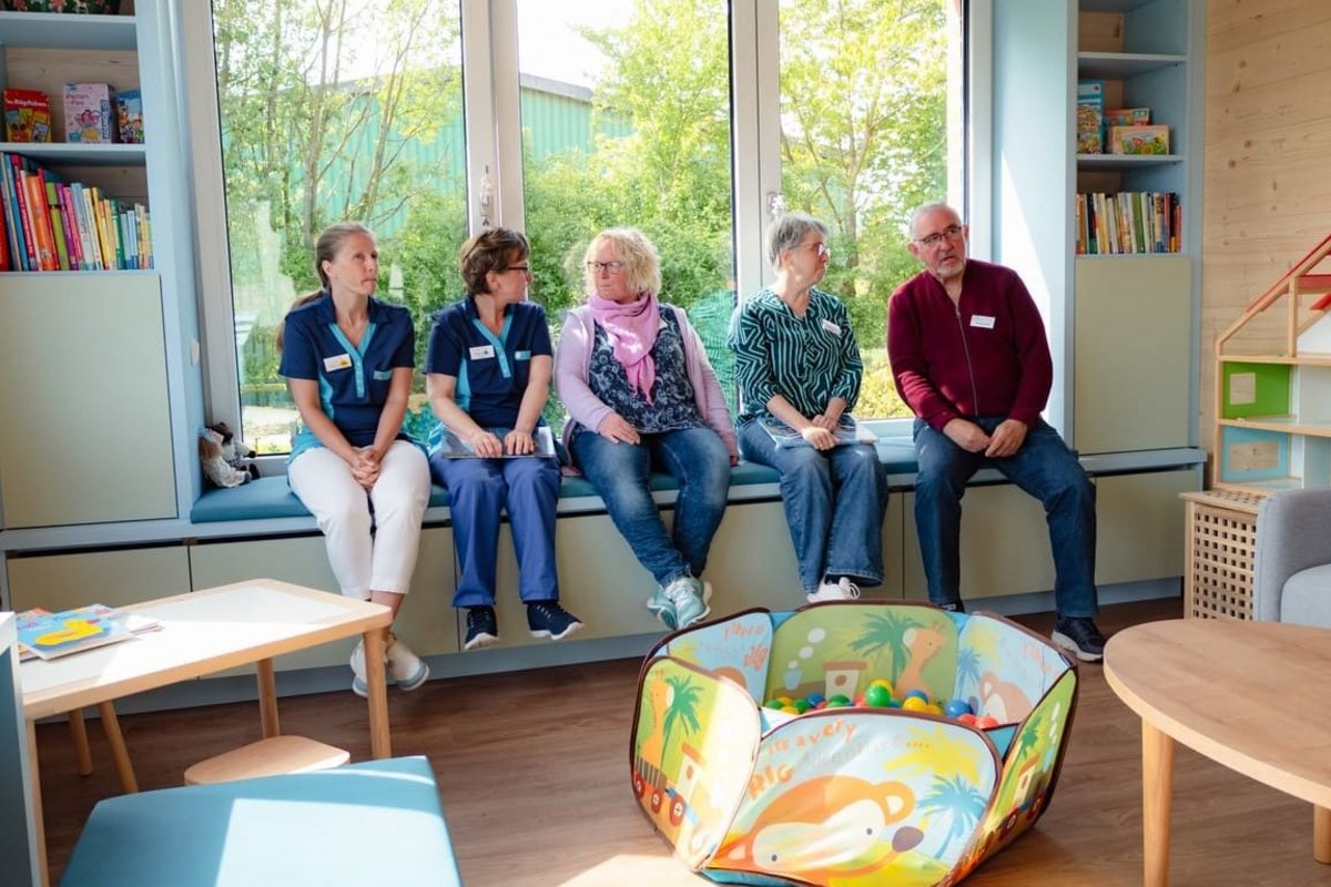 Mitarbeiter des Hospizes im neuen Anbau-Zimmer.