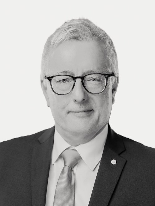 Mann mit grauem Haar und Brille